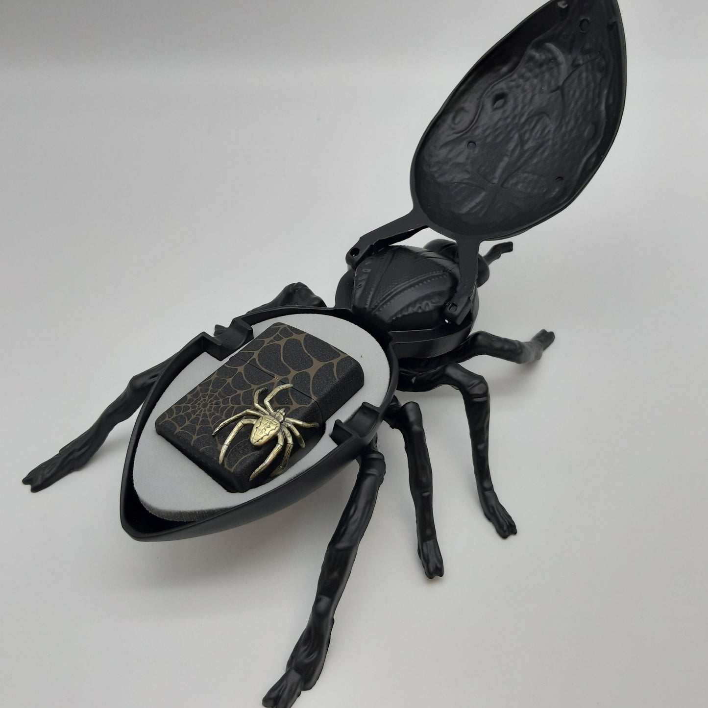 Zippo Zippo Benzinfeuerzeug Black Spider 3D mit Aschenbecher - Limited Edition xxx/1000