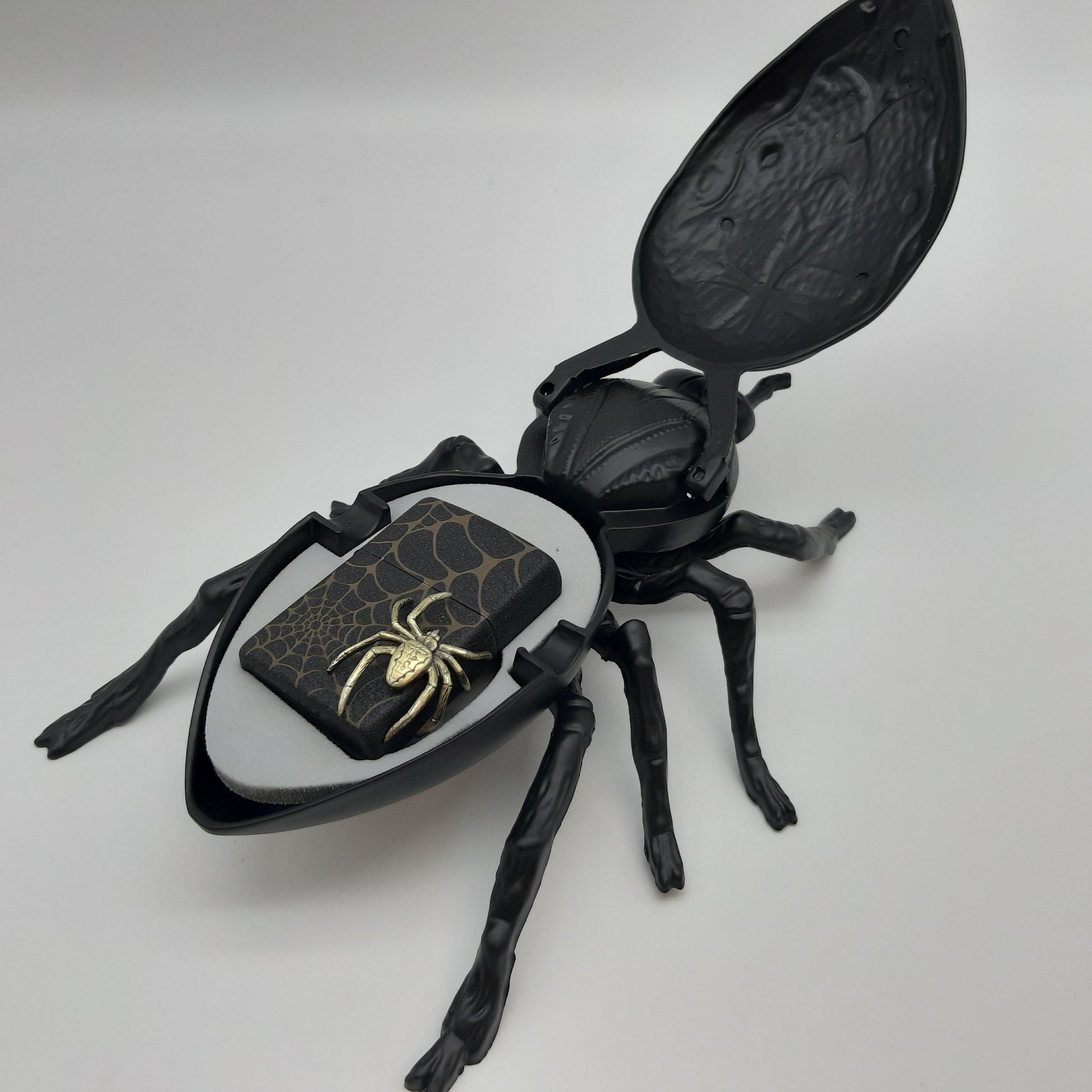 Zippo Zippo Benzinfeuerzeug Black Spider 3D mit Aschenbecher - Limited Edition xxx/1000