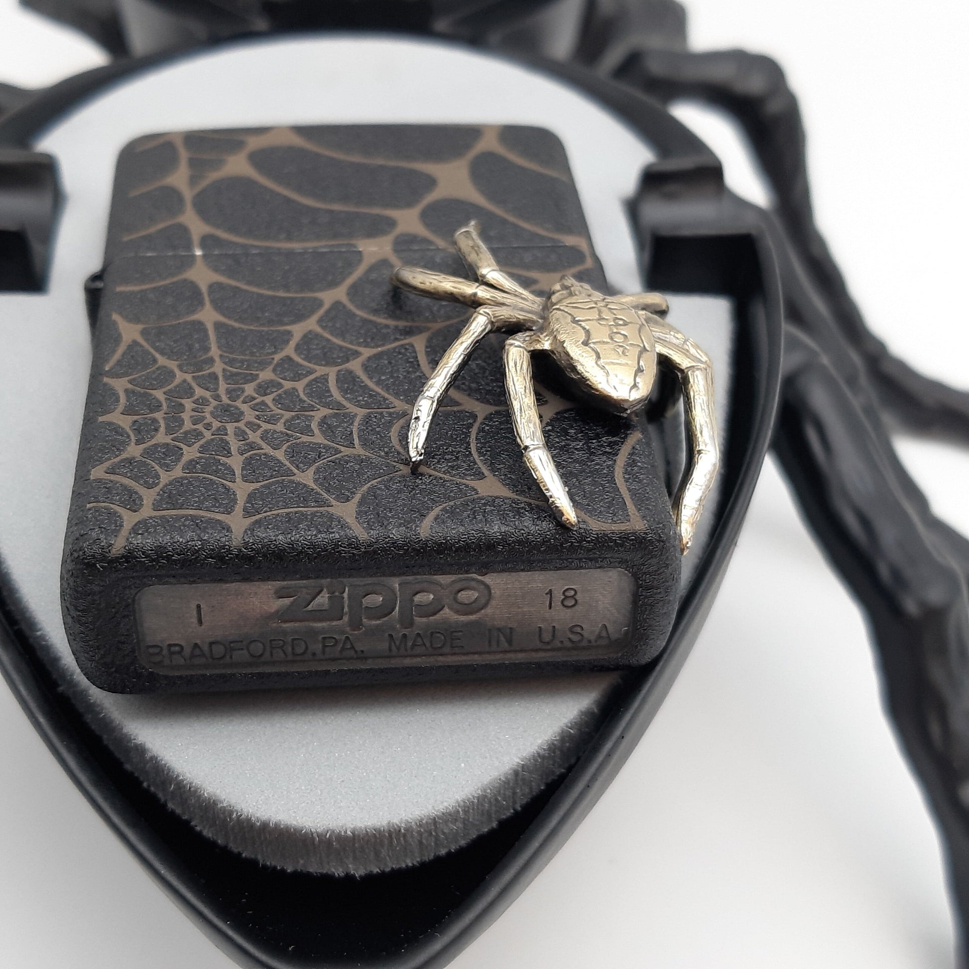 Zippo Zippo Benzinfeuerzeug Black Spider 3D mit Aschenbecher - Limited Edition xxx/1000