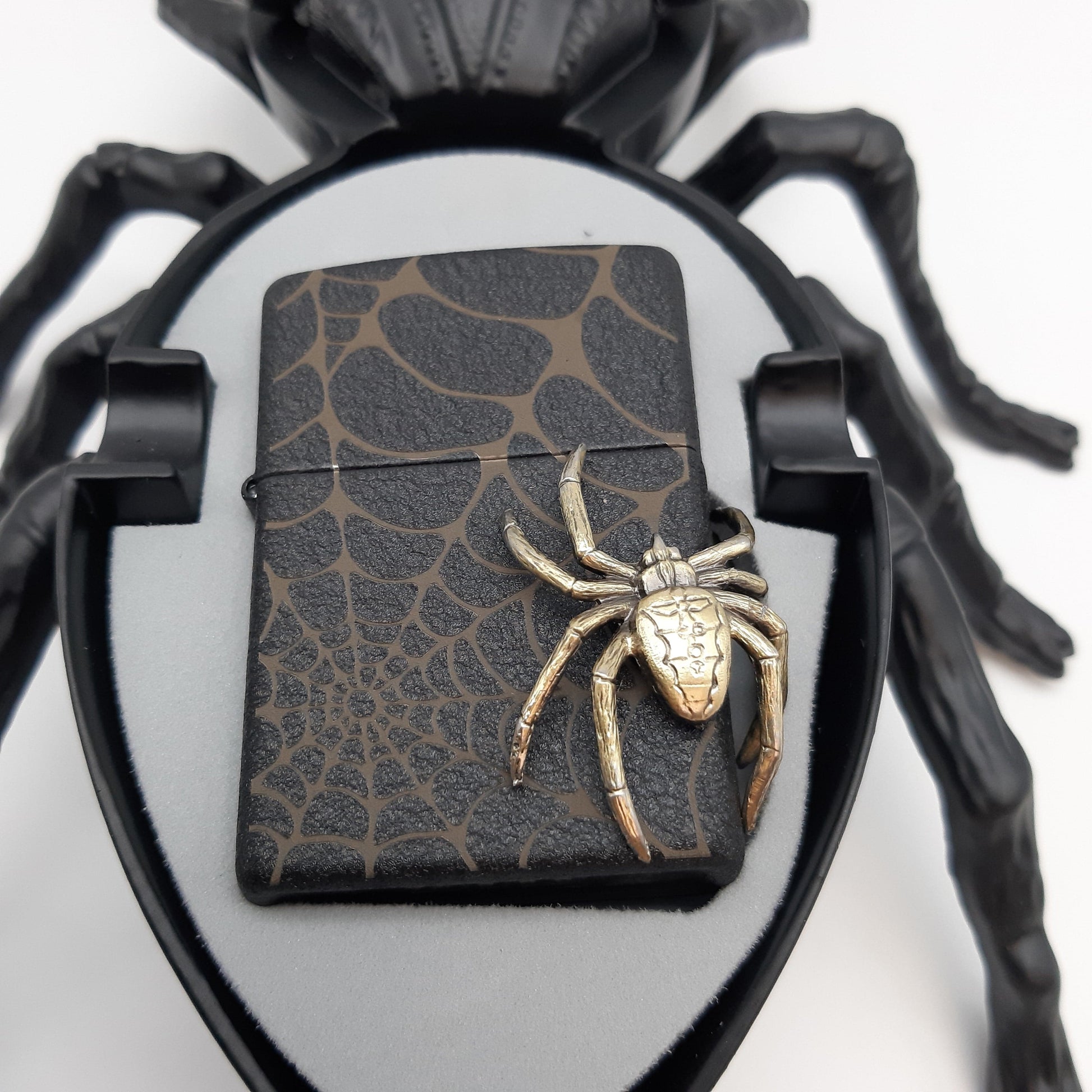 Zippo Zippo Benzinfeuerzeug Black Spider 3D mit Aschenbecher - Limited Edition xxx/1000